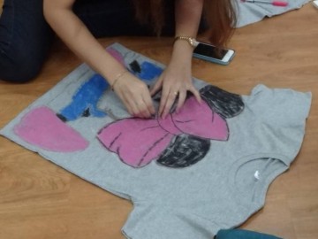 ตลาดน้ำใจ – เขียนศิลป์บนเสื้อเพื่อผู้ป่วยเรื้อรัง 30 กย. – 1 ตค.  Sharing Market T-Shirt Painting for chronic patients